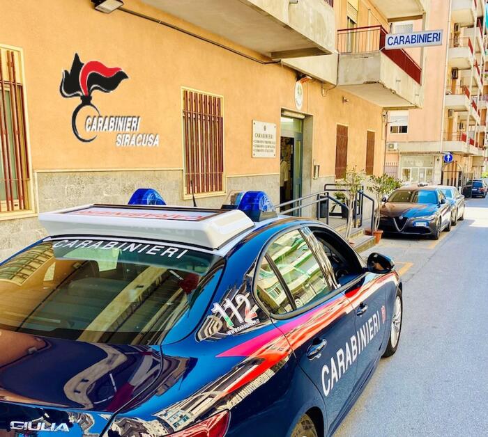 Ruba creme e profumi in farmacia, arrestato nel Siracusano