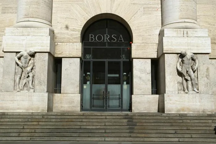 Borsa: Milano fiacca (-0,5%) con l'Europa in attesa della Bce