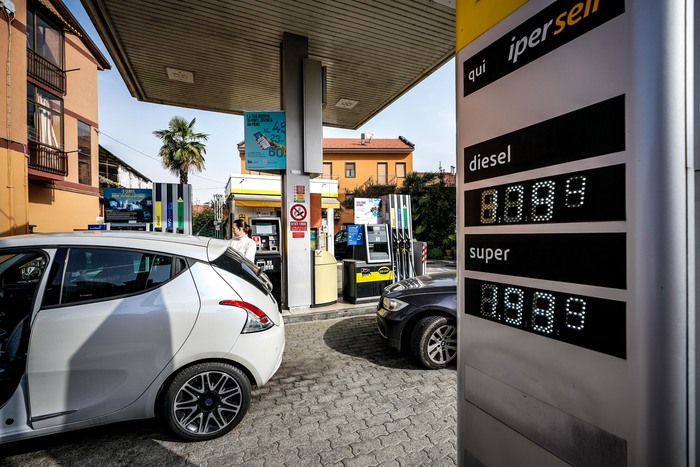 Su ogni litro di benzina 1,017 euro se ne vanno in tasse