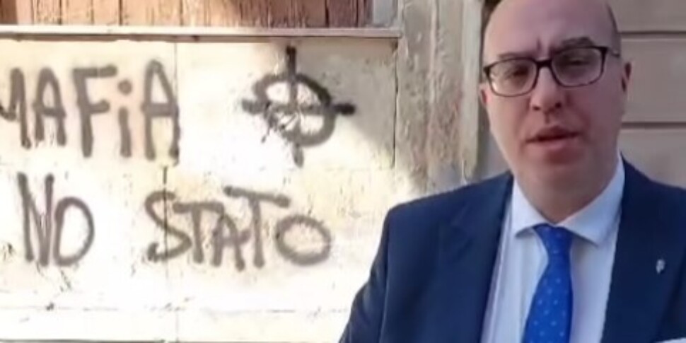 Scritta pro-mafia sul muro di via Roma a Solarino, il sindaco: «Gesto intollerabile»