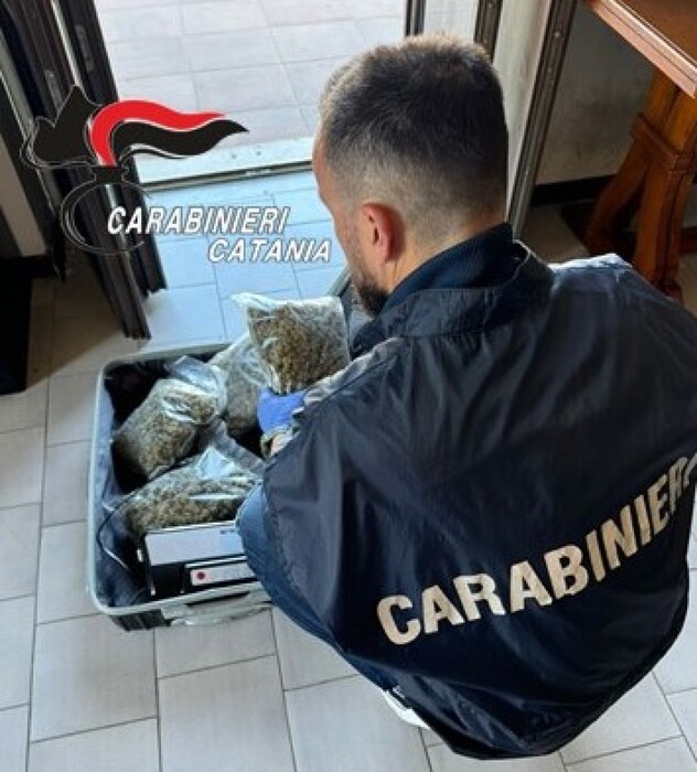 Spacciatore con borsa 24 ore, sequestrati 2 kg di marijuana