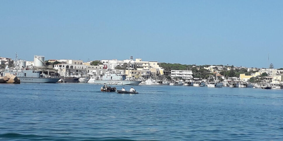 Lampedusa, soccorsi 43 migranti su un barchino di ferro di 7 metri
