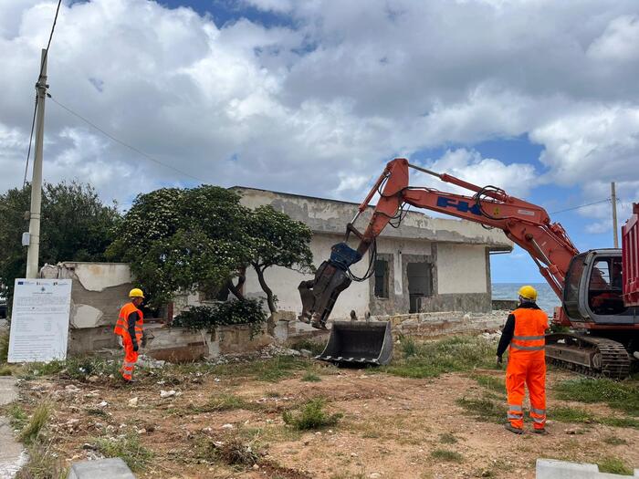 Carini, abbattuta villetta abusiva sul lungomare