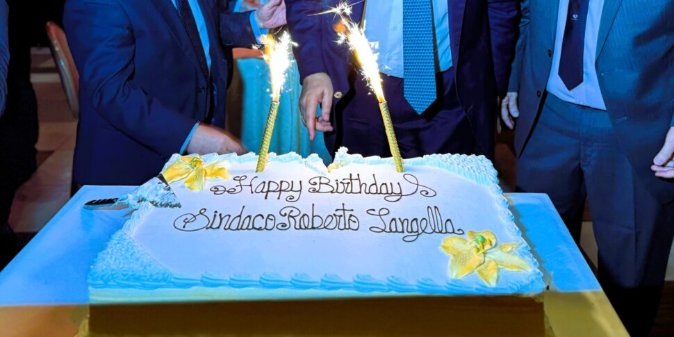 A New York c'è una torta per il compleanno del sindaco di Palermo: peccato che il nome sia sbagliato