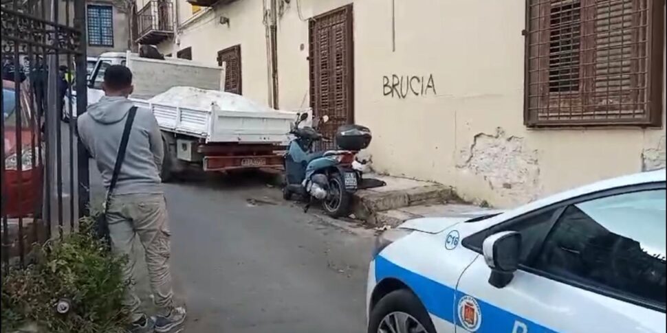 Palermo, schianto mortale con lo scooter in una stradina del centro storico: morta una donna