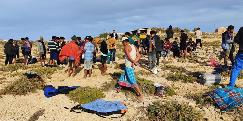 Migranti, affonda un barchino: muore ragazza di 18 anni, altri 45 salvati e portati a Lampedusa