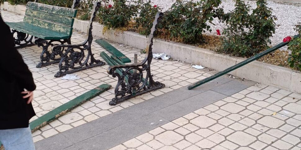 I vandali distruggono le panchine a Porto Empedocle, il sindaco: «Sintomo di una città menefreghista»