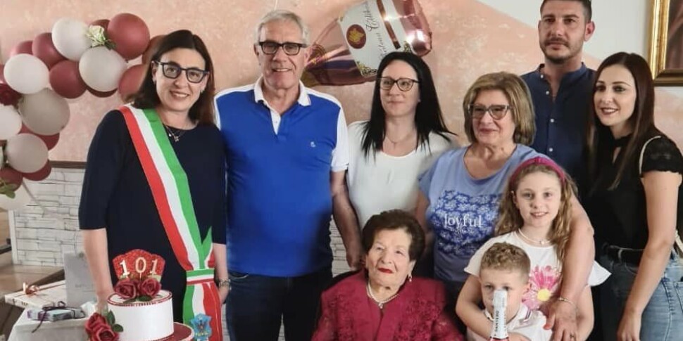 Grande festa a Modica per i 101 anni di nonna Giovanna, il sindaco: «Qui si vive bene e a lungo»