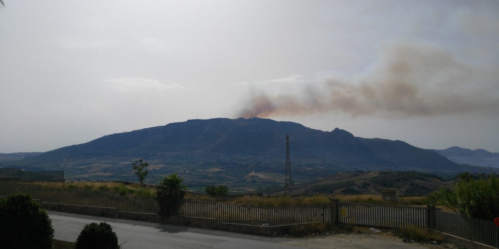 Incendio su monte Inici a Castellammare, le fiamme sono state spente: in fumo 130 ettari