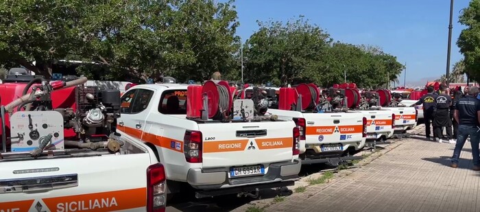 Consegnati dalla Protezione Civile 70 pick up antincendio