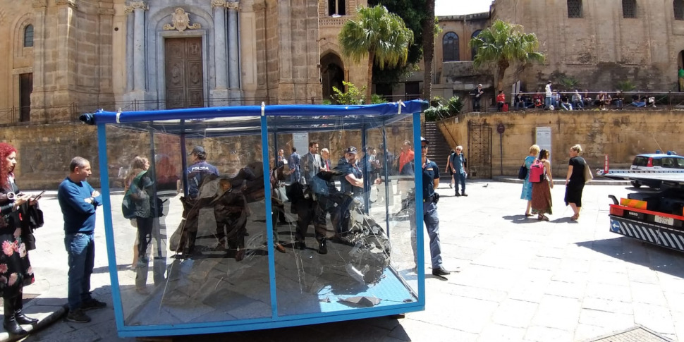 A Palermo in piazza la teca con l'auto della strage di Capaci