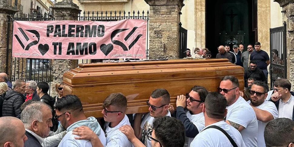 Palermo, al Capo l'ultimo saluto a Raffaele Pesco: centinaia di persone ai funerali