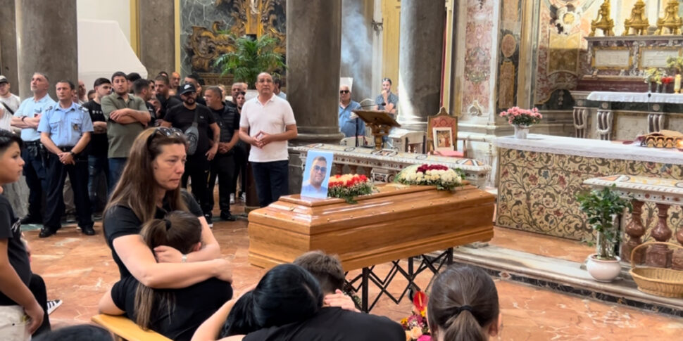 A Palermo l'addio a Samuele Fuschi, la dura omelia del sacerdote: «Una città che sembra dimenticarsi dei suoi abitanti»