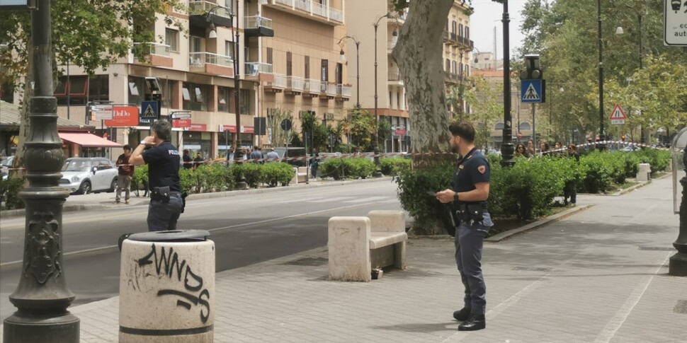 Allarme bomba in via Libertà a Palermo: strada chiusa, artificieri in azione