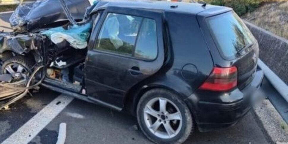 Incidente sull'autostrada Siracusa-Catania: un anziano estratto dalle lamiere, l'altro conducente tenta la fuga