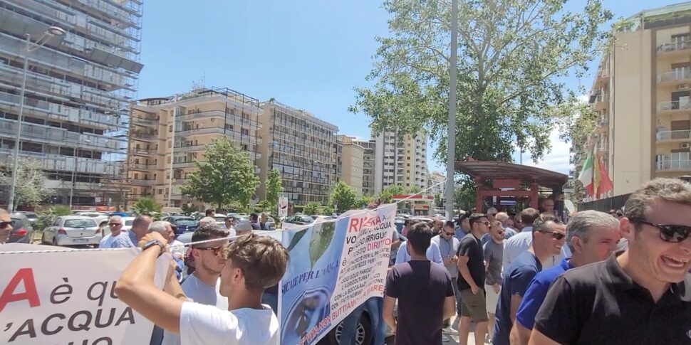 Siccità in Sicilia, cittadini di Bivona e Ribera in piazza a Palermo: «Acqua per i nostri campi»