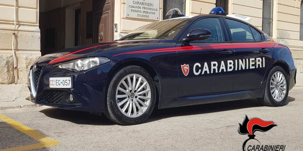 Porta via il cellulare a un automobilista, poi chiede soldi per restituirlo: arrestato a Trapani