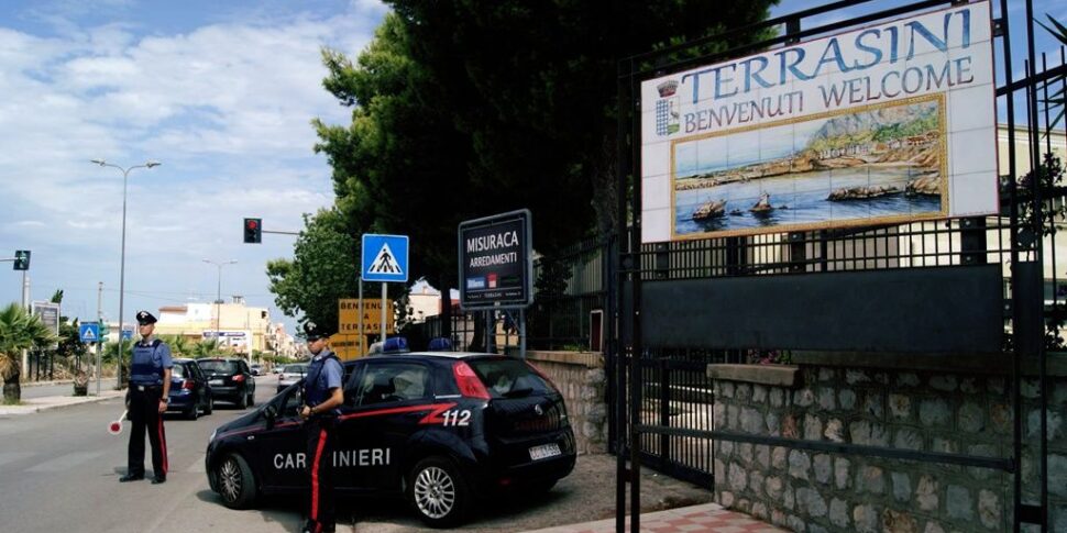 Terrasini, trovato con trenta dosi di cocaina in piazza Duomo: arrestato ventenne