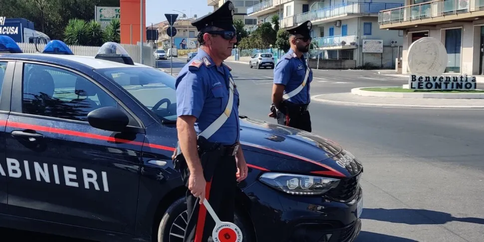 Augusta, spara al "rivale" e poi posta un video sui social: due fermi