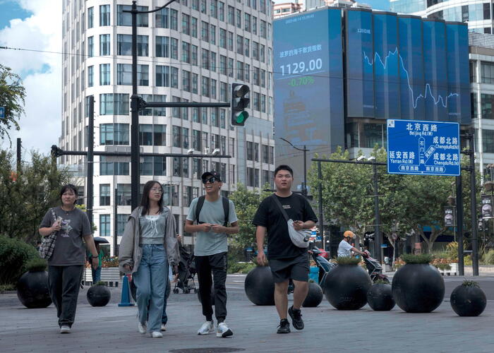 Borsa: Asia contrastata, piatta Tokyo, deboli i listini cinesi