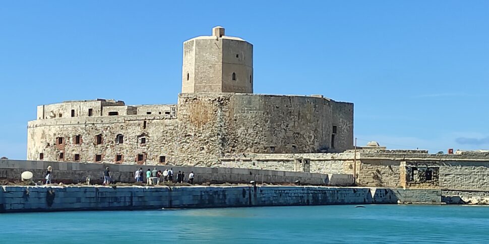 Trapani, barca a vela in avaria finisce sugli scogli alla Colombaia e affonda, soccorse due spagnole di 50 anni