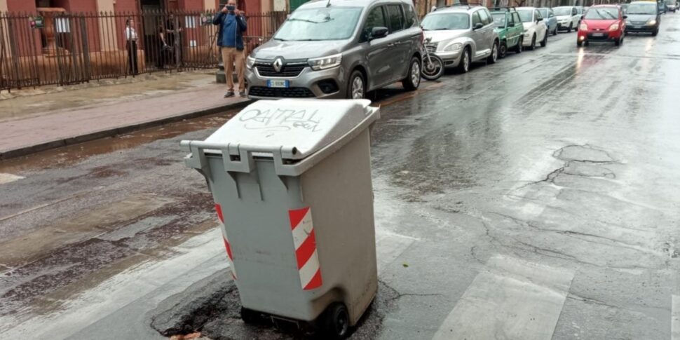 Buca sull'asfalto in via Lincoln a Palermo, traffico rallentato