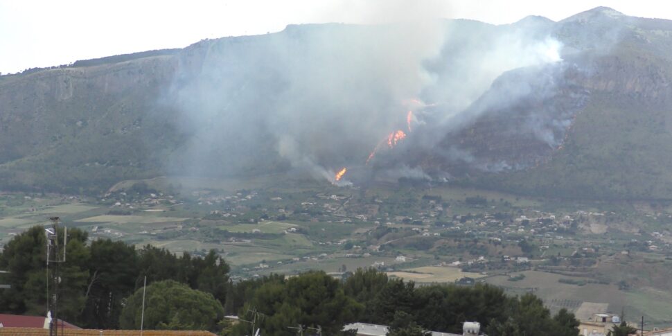 Incendio a Castellammare del Golfo, fiamme sul monte Inici: canadair in azione