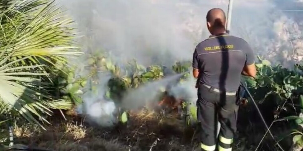 Incendio a Sciacca, evacuate le case minacciate dalle fiamme