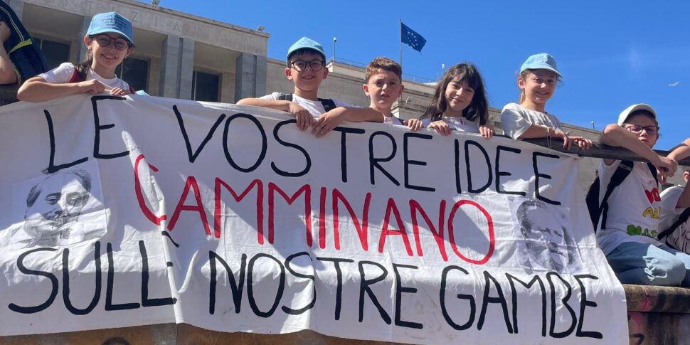 La strage di Capaci, cinquemila studenti a Palermo gridano no alla mafia: «Grazie Giovanni»