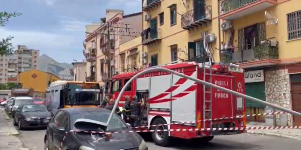 Palermo, palo della luce crolla in strada: distrutta un’auto