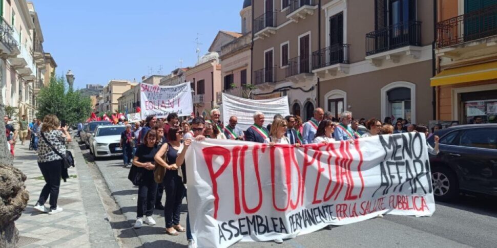 Milazzo, un corteo per difendere la salute pubblica: «Più ospedali, meno affari»