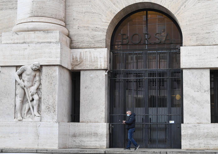 Borsa: Milano peggiora (-0,9%), pesano Mps, Iveco e Campari