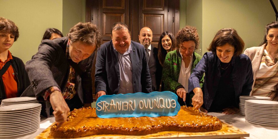 Castelbuono, Fiasconaro firma la scenografica Torta Delizia dedicata alla mostra «Stranieri Ovunque»