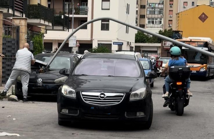 Palo dell'illuminazione cade a Palermo, auto danneggiata