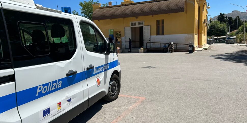 Mani tra la testa e sguardo assente, il dolore silenzioso del marito di Patrycja