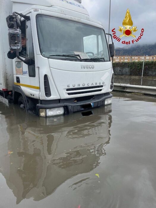 Piove a Palermo, pompieri su canotto in strade allagate