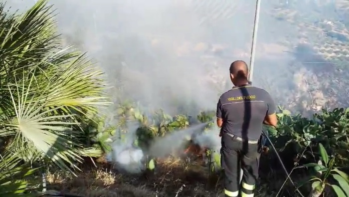 Incendio a Sciacca, evacuate case minacciate dalle fiamme