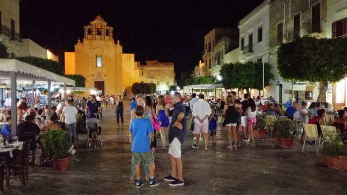 A Favignana centro storico off limits a torso nudo