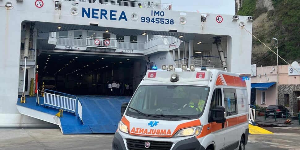 Salina, la cima della nuova nave Nerea si spezza: marittimo ferito, sarà trasportato in ospedale a Messina