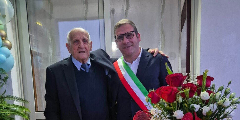 Grande festa a Castellammare del Golfo per i 101 anni di nonno Sebastiano: guida ancora l'auto e ha 20 nipoti