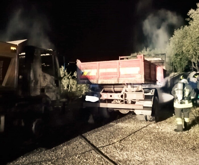 Incendio a Frgintini, semidistrutti due camion da cantiere