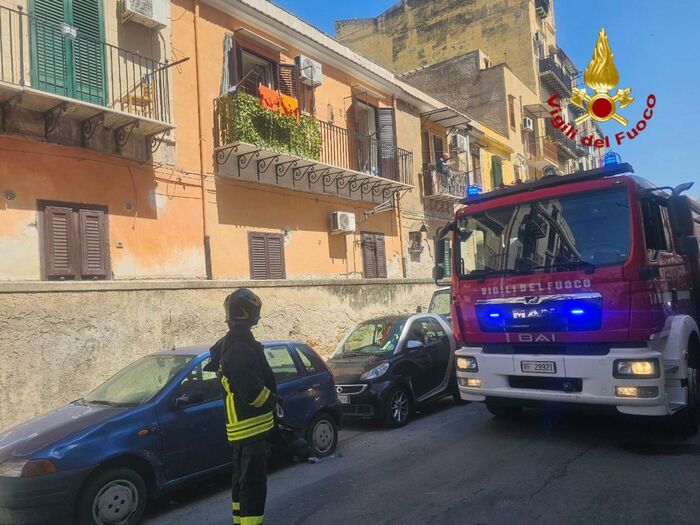 Incendio in appartamento a Palermo, intervento dei pompieri