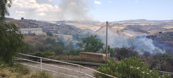 Nel Nisseno un incendio lambisce le abitazioni