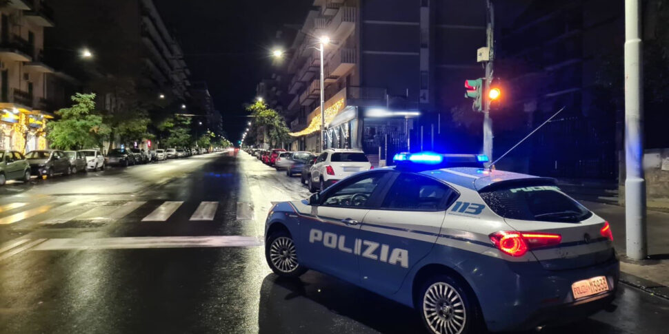 Catania, tenta di fuggire al controllo della polizia: in macchina aveva droga e oggetti contundenti