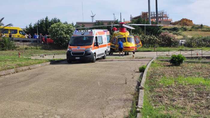 Si barrica in casa dopo avere accoltellato moglie e figli