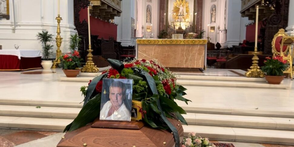 Palermo, i funerali di Angelo Onorato: Cattedrale gremita, bara ricoperta di rose rosse