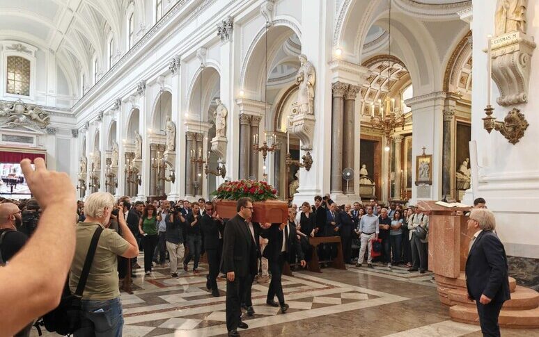 Gli investigatori filmano i funerali di Angelo Onorato, l'architetto trovato morto in auto a Palermo