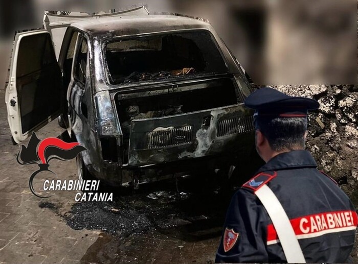 Vicino posteggia davanti sua finestra, appicca fuoco ad auto