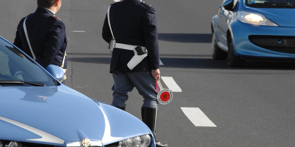 Alcamo, maxi furto in un appartamento: i due ladri palermitani bloccati su un autocarro durante la fuga