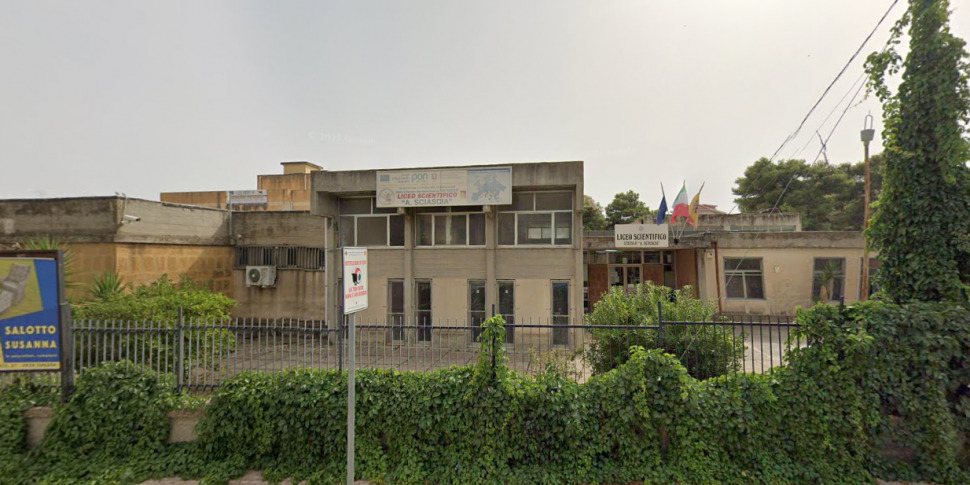 Canicattì, furto al liceo scientifico «Sciascia»: rubati computer e materiale informatico